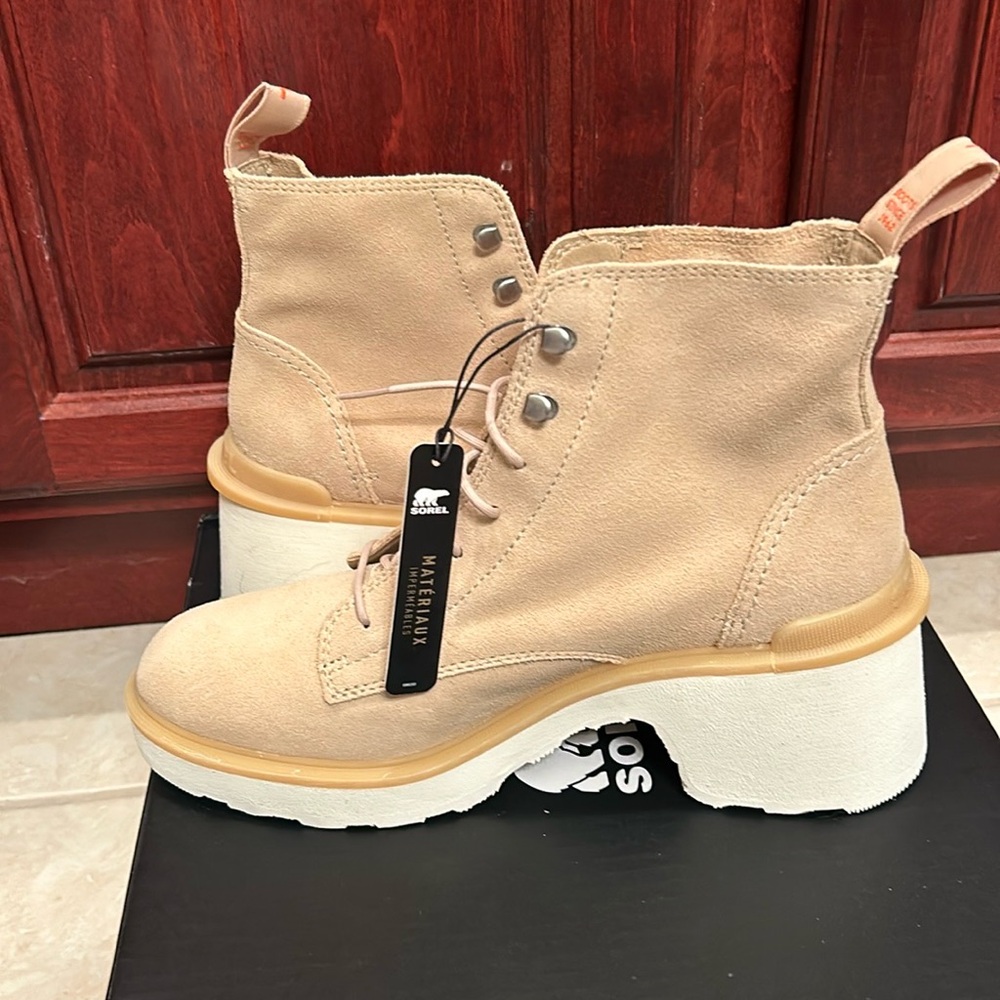 Sorel hi line lace boots size 8-new